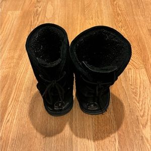 Gently used black bear paw winter boots